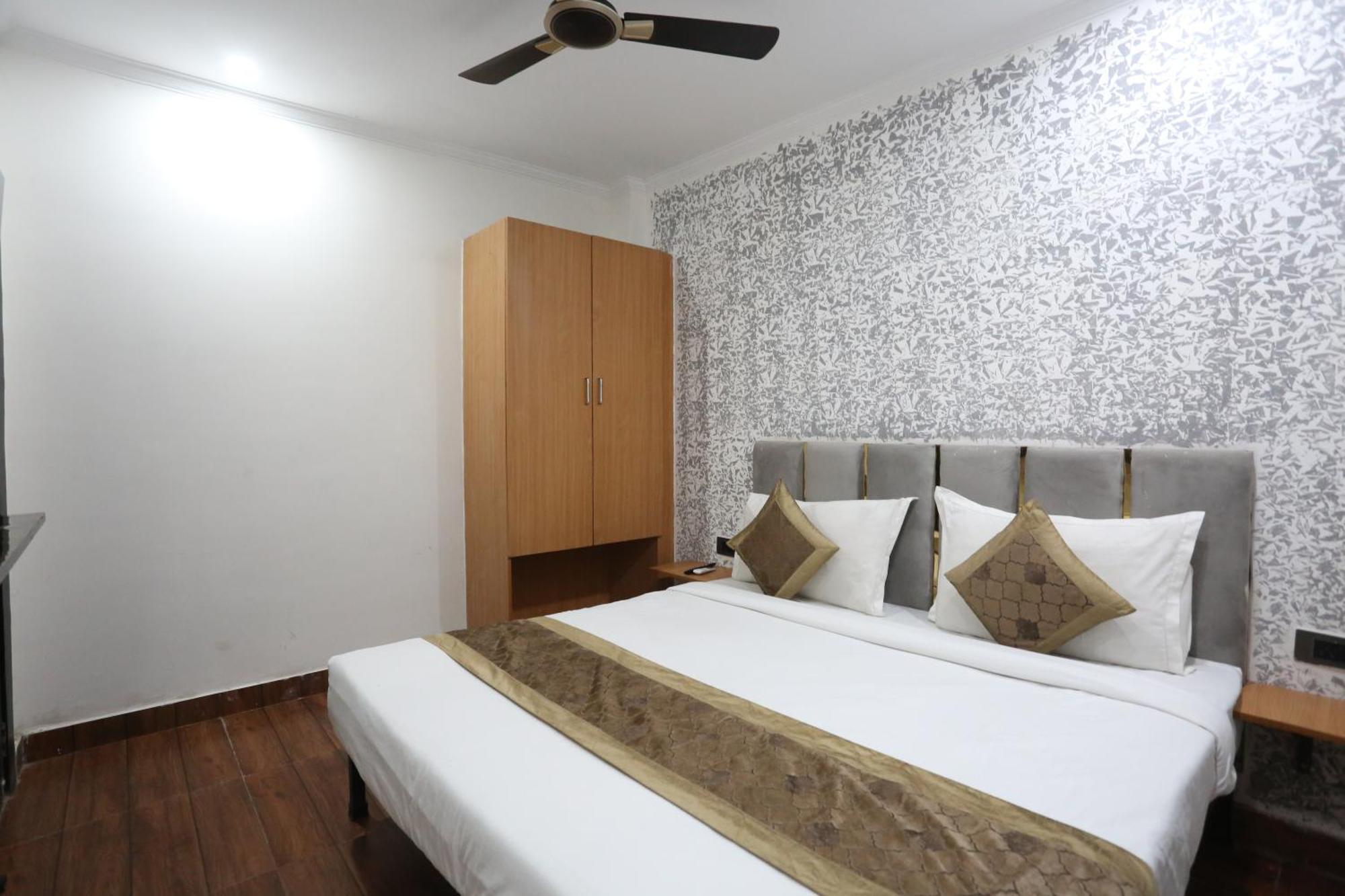 Hotel Twamev Couple Friendly Laxmi Nagar New Delhi Exterior photo